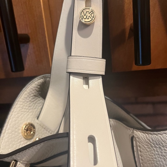 MICHAEL KORS handbag- white $75 w/ bag charm - Picture 6 of 10
